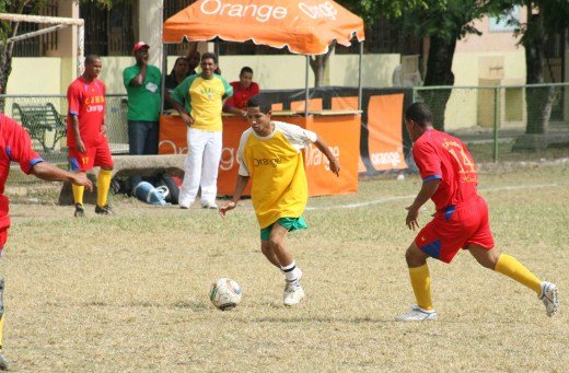 Acción de los juegos de la primera jornada del torneo número 40 del Fútbol Superior de Espaillat.